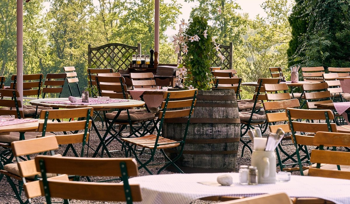 A Beginner's Guide to British Pub Etiquette and Customs